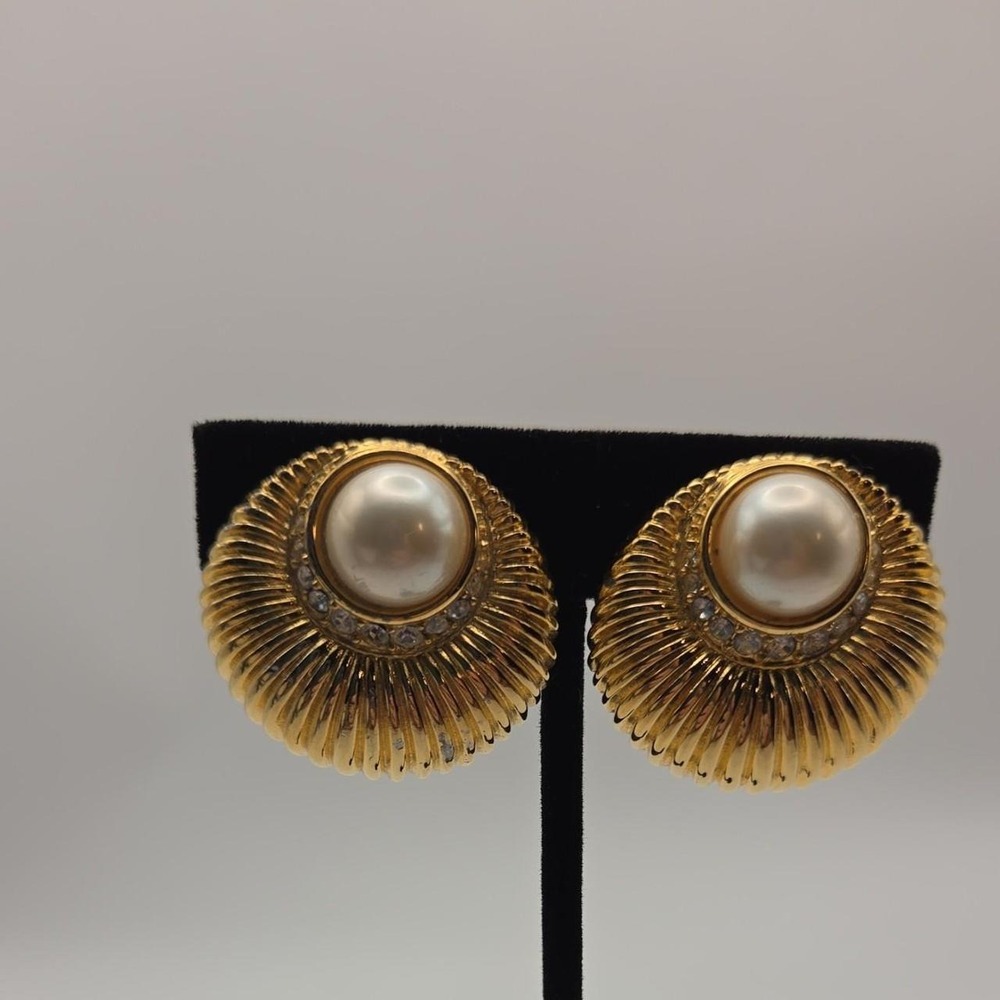 Goldtone clip on vintage earrings with faux pearls, does have some wear